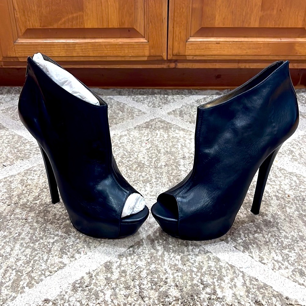 Steve Madden ankle heel/boots (black) size 9 Steve Madden ankle heel/boots black